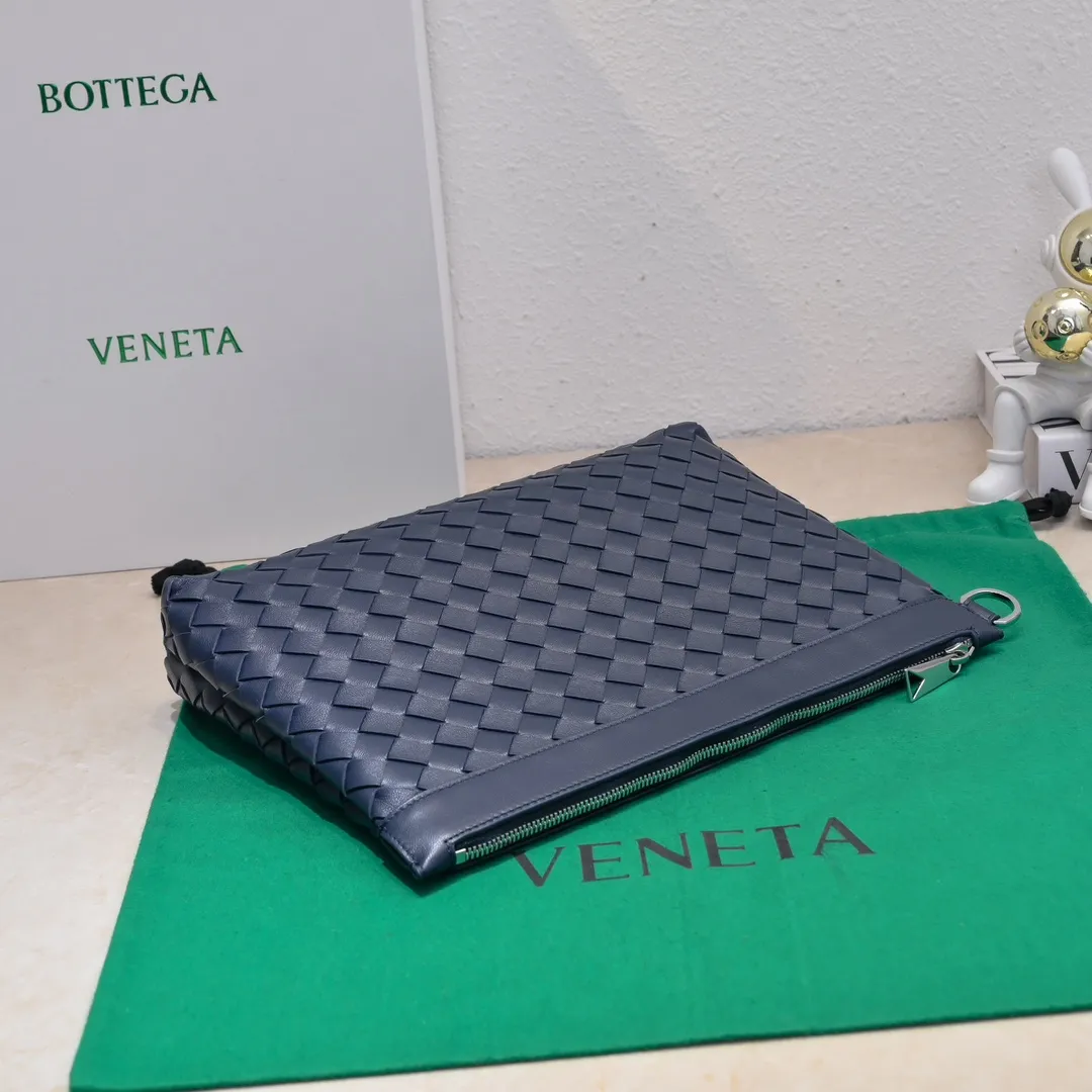 Batch 1360 Bottega Veneta's Bottega Veneta handbag transforms into a man in seconds ⌨️The texture is great! The weaving process is exquisite, simple and elegant, and it perfectly matches any clothes! Whether you are out on the street or on a date, it can instantly improve your overall taste. It can not only hold your wallet and mobile phone, but also the charm of your male god. Style number: 6518 Size: 33*22*7cm